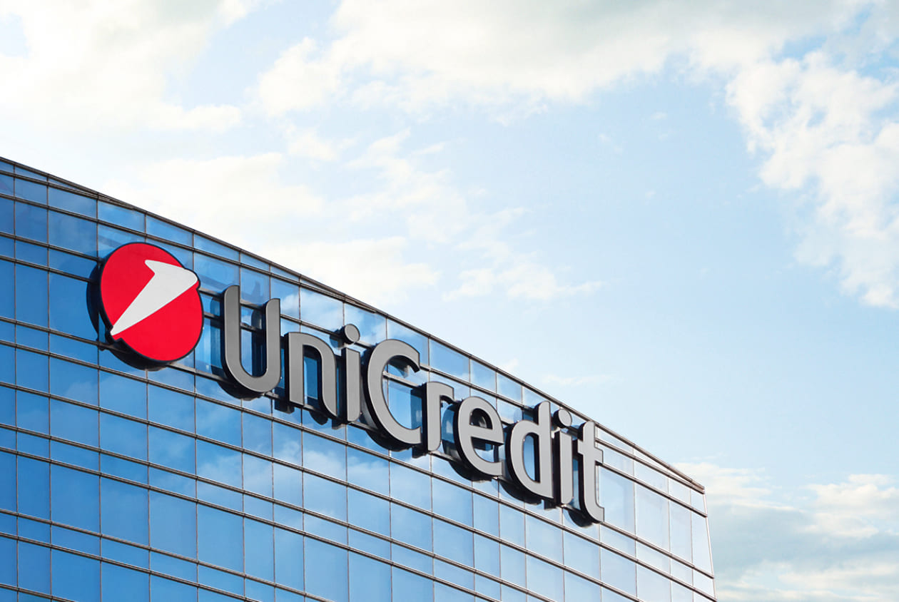 UniCredit adotta orario ridotto a 37 ore secondo nuovo contratto collettivo nazionale. È la prima banca italiana a farlo.