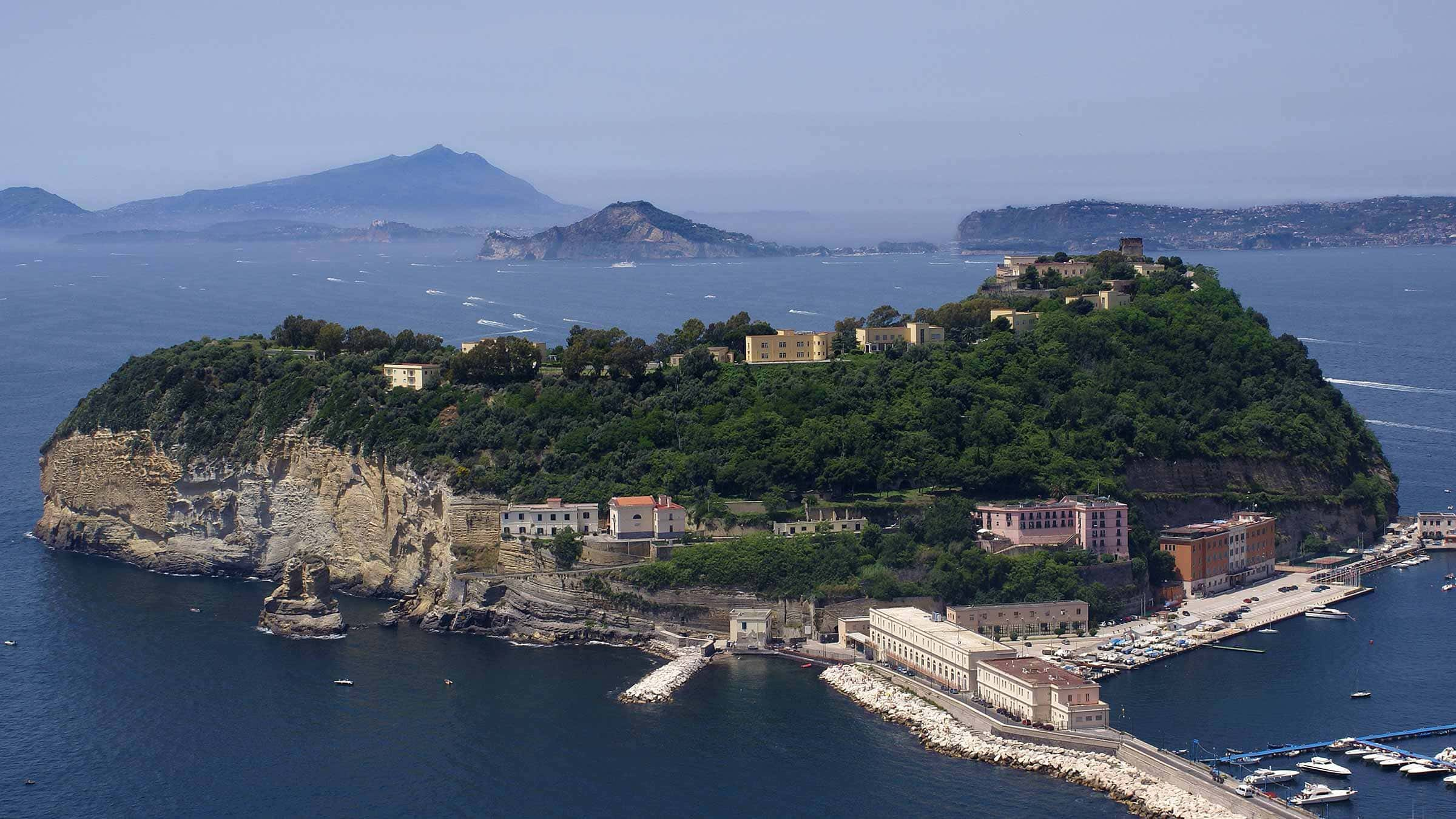 Vista dall'alto dell'isola di Nisida