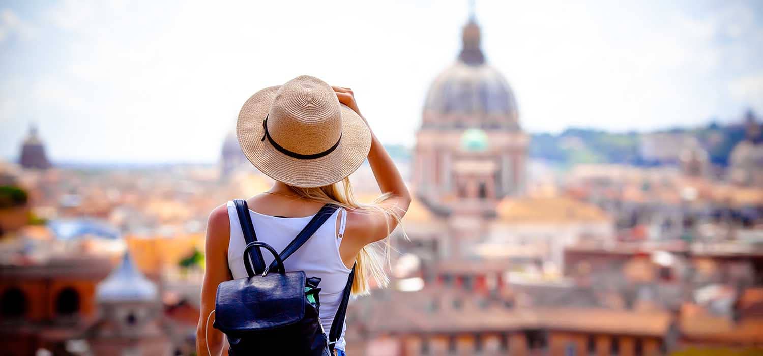 Donna di spalle che guarda il panorama di Roma