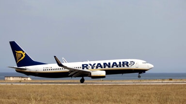 Ryanair inizia le operazioni a Salerno con voli per Milano, Torino e Londra, creando 100 posti di lavoro e nuove opportunità.