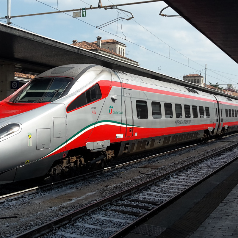 Tra guasti ferroviari e ritardi aerei, l'estate 2024 registra disagi significativi per chi viaggia lungo la penisola.