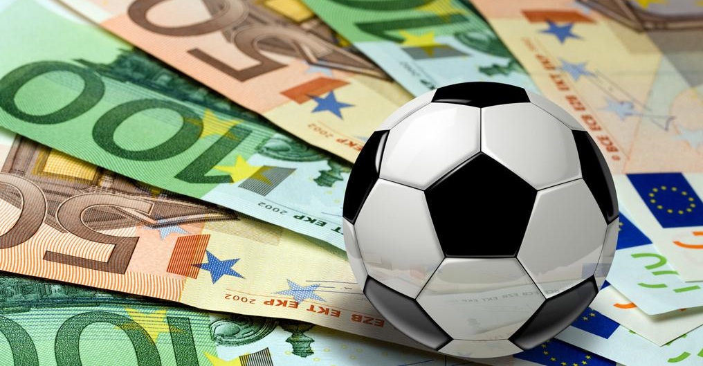 Le scommesse calcistiche in Italia raggiungono 2,75 miliardi nel 2023, triplicando rispetto al 2012 e portando ricche entrate fiscali.