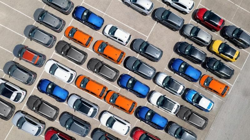 Ad agosto il mercato auto segna -13,4% con la fine degli incentivi. Stellantis in forte calo, da gennaio crescita del 3,8%.