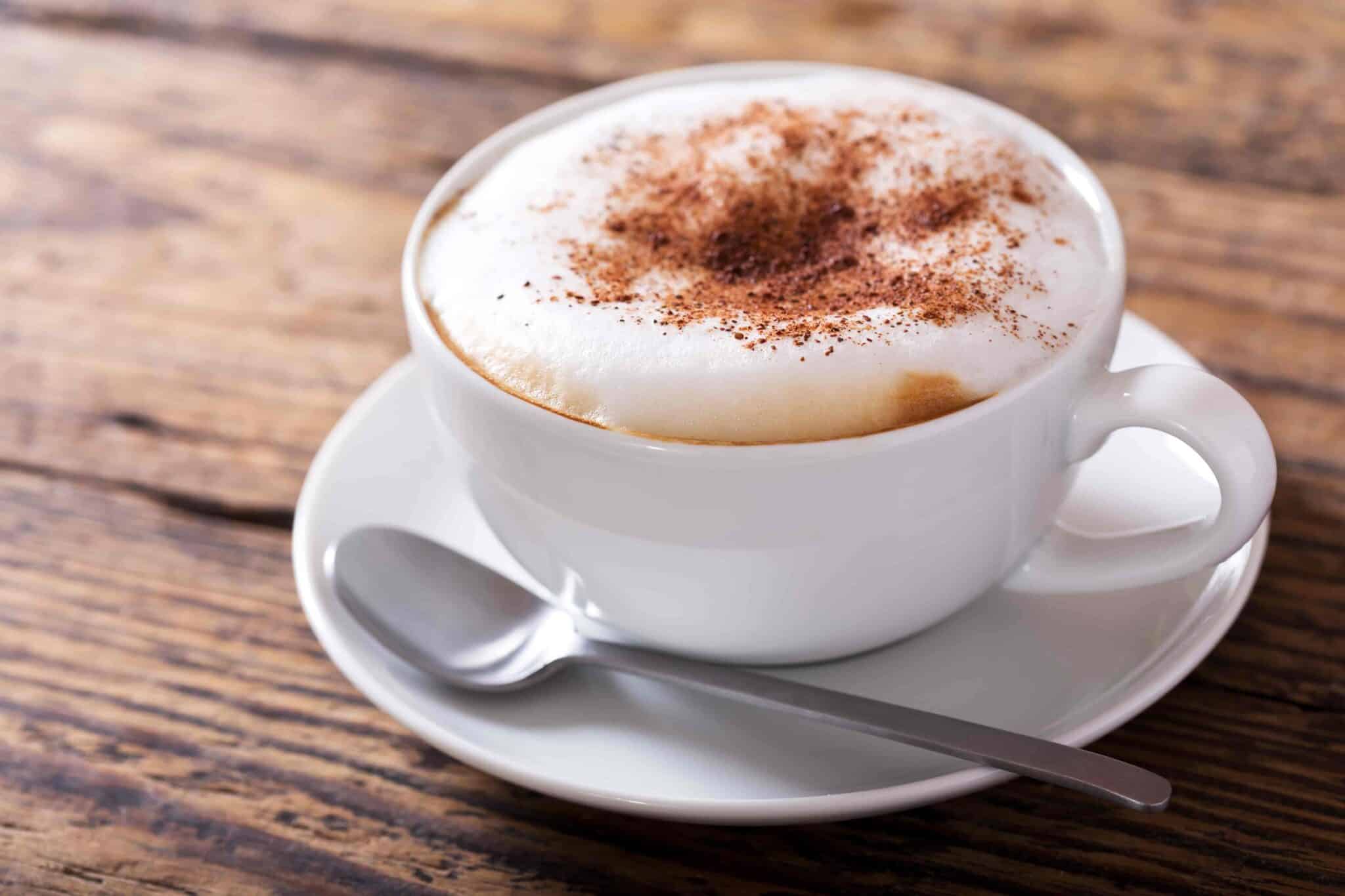 Il prezzo medio del cappuccino nei bar italiani sale del 14% in 3 anni, con picchi sopra i 2 euro in alcune città.