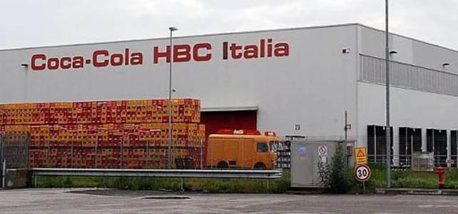 Coca-Cola HBC Italia celebra 50 anni dello stabilimento di Marcianise, investendo 21 mln per innovazione e sostenibilità.