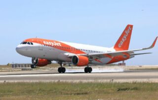 EasyJet ottimizza il network in Italia, con crescita a Milano e Napoli e trasferimenti da Venezia. Tariffe competitive e nuove rotte.