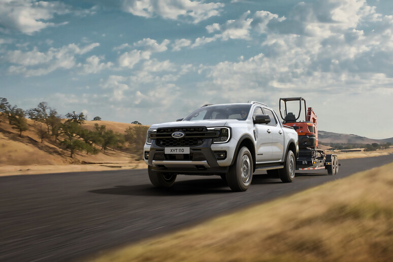 Il nuovo Ford Ranger PHEV unisce potenza, versatilità e guida elettrica. Autonomia oltre 45 km e ricarica dispositivi a bordo.