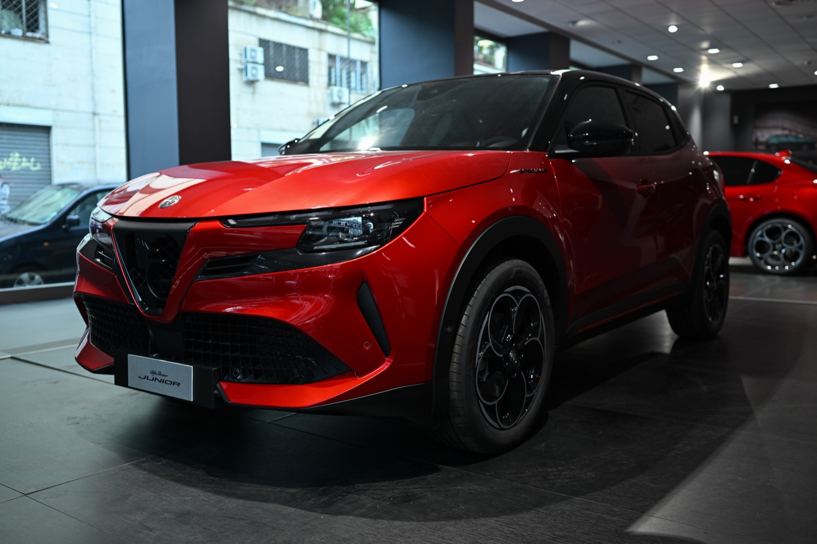 Alfa Romeo Junior si distingue per design, maneggevolezza e controllo, offrendo emozioni e tradizione nel segmento urbano.