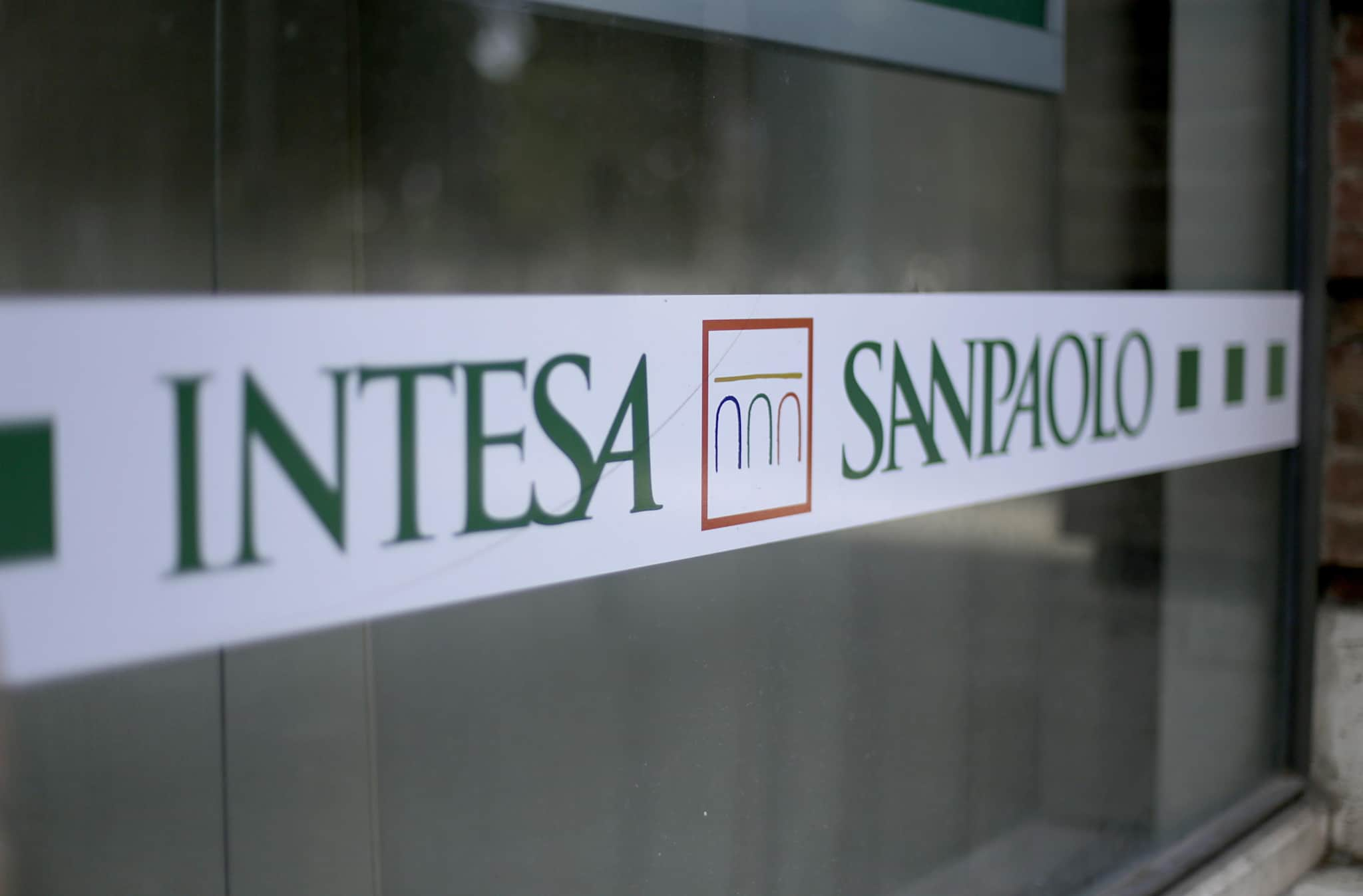 Intesa Sanpaolo lancia 15 miliardi per supportare le PMI agroalimentari, promuovendo sostenibilità e digitalizzazione.