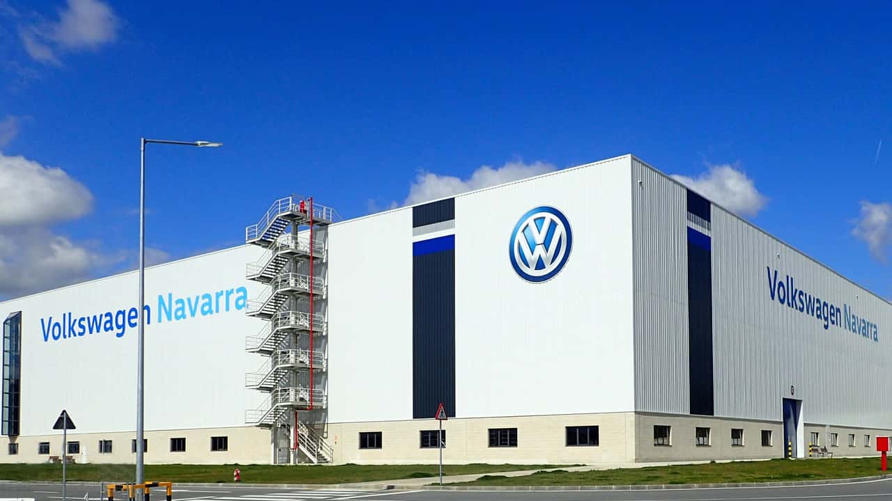 Volkswagen affronta una crisi delle vendite in Europa e pianifica la chiusura di fabbriche per adattarsi al calo del mercato.