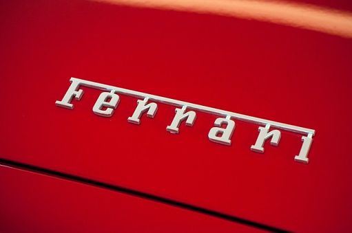 Ferrari spegne il trigeneratore a gas di Maranello, puntando su energie rinnovabili per ridurre le emissioni di CO2 del 60% entro il 2030.