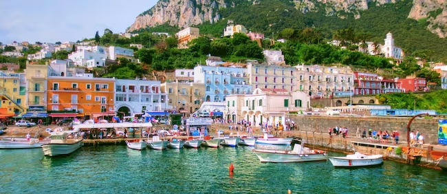 Il sindaco di Capri lancia un appello per regolamentare i flussi turistici e proteggere residenti e visitatori dall'overtourism.