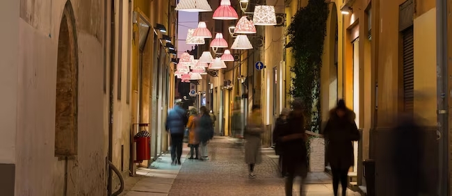 Clima mite e ponte lungo portano 16 milioni di italiani e molti stranieri a godersi città d’arte, agriturismi e mare.