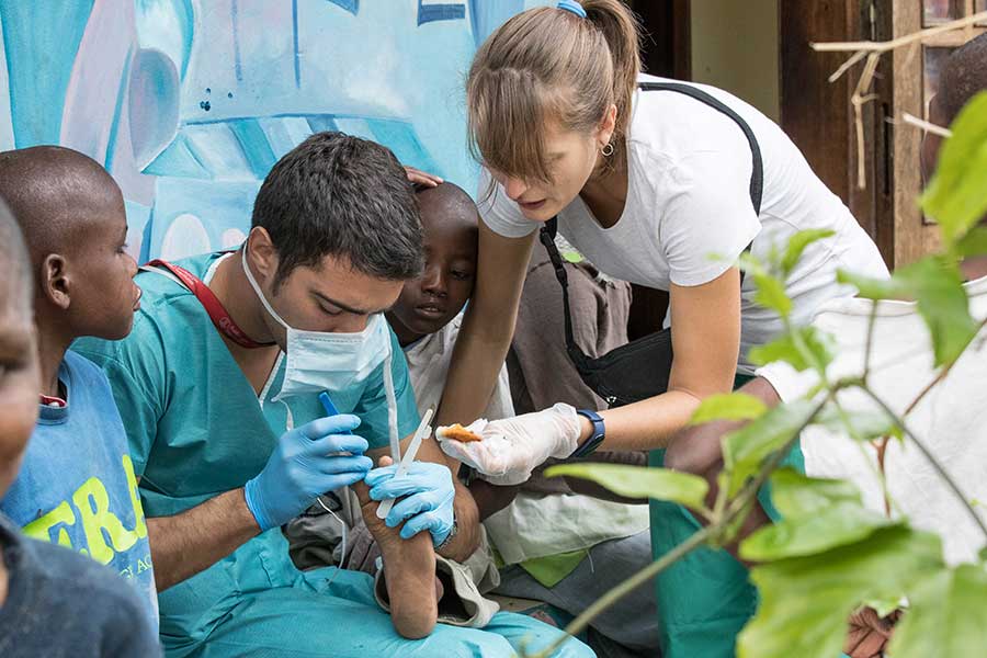 Sedici volontari da Napoli in missione medica in Benin: assistenza gratuita, progetti sociali e arteterapia per i pazienti.