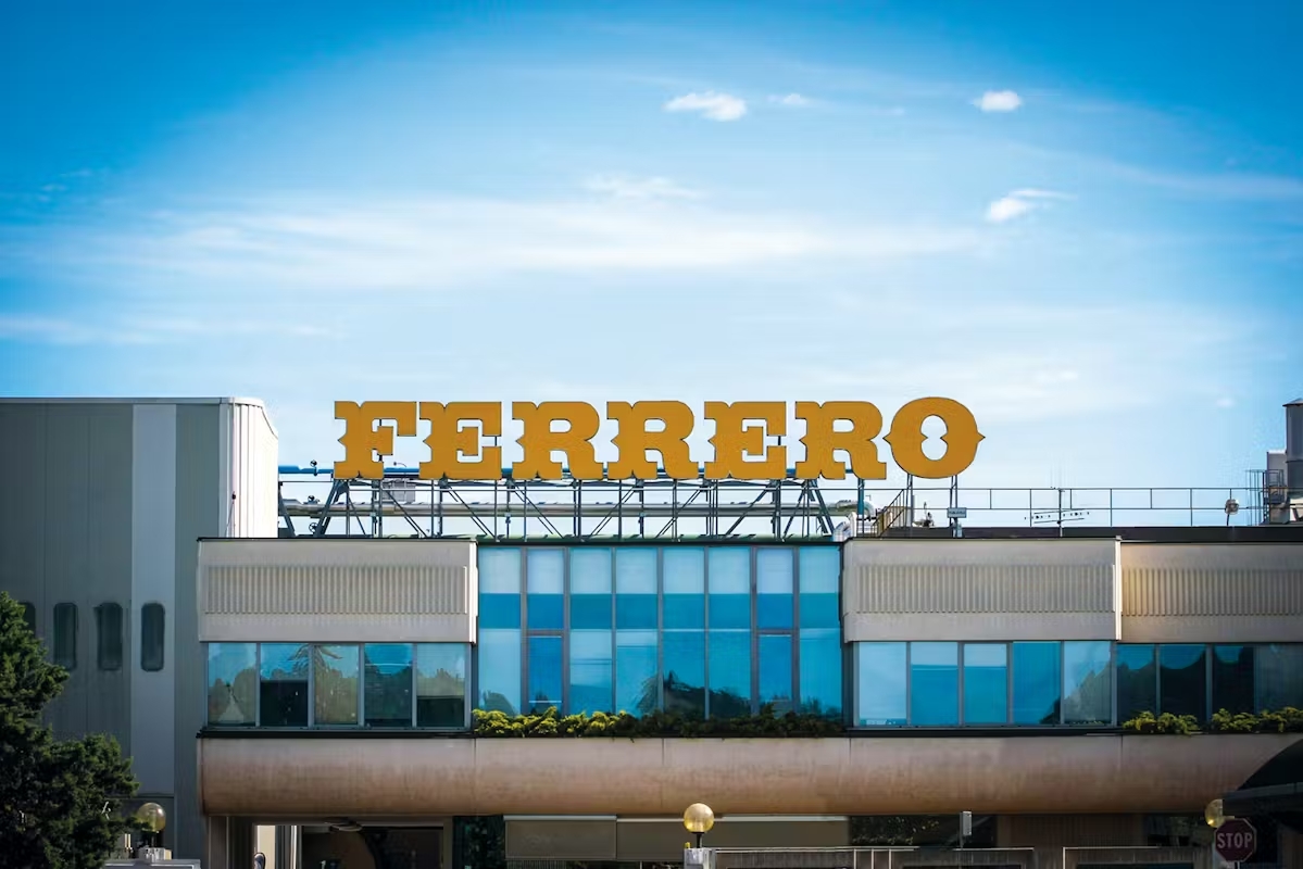 Ferrero Italia registra un +3,5% nel fatturato, investe 98M nei poli produttivi e lancia nuovi prodotti innovativi.