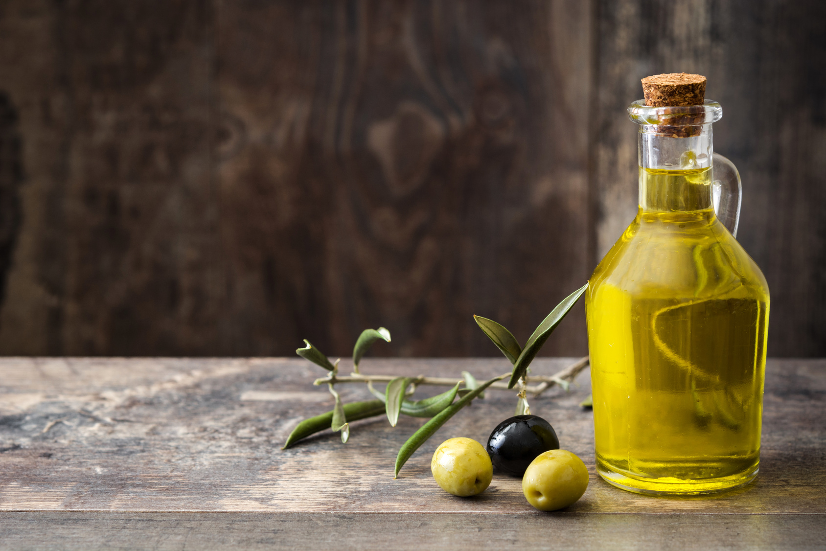 L'olio extravergine europeo cala di prezzo, mentre il made in Italy tocca cifre record. Servono innovazione e qualità.