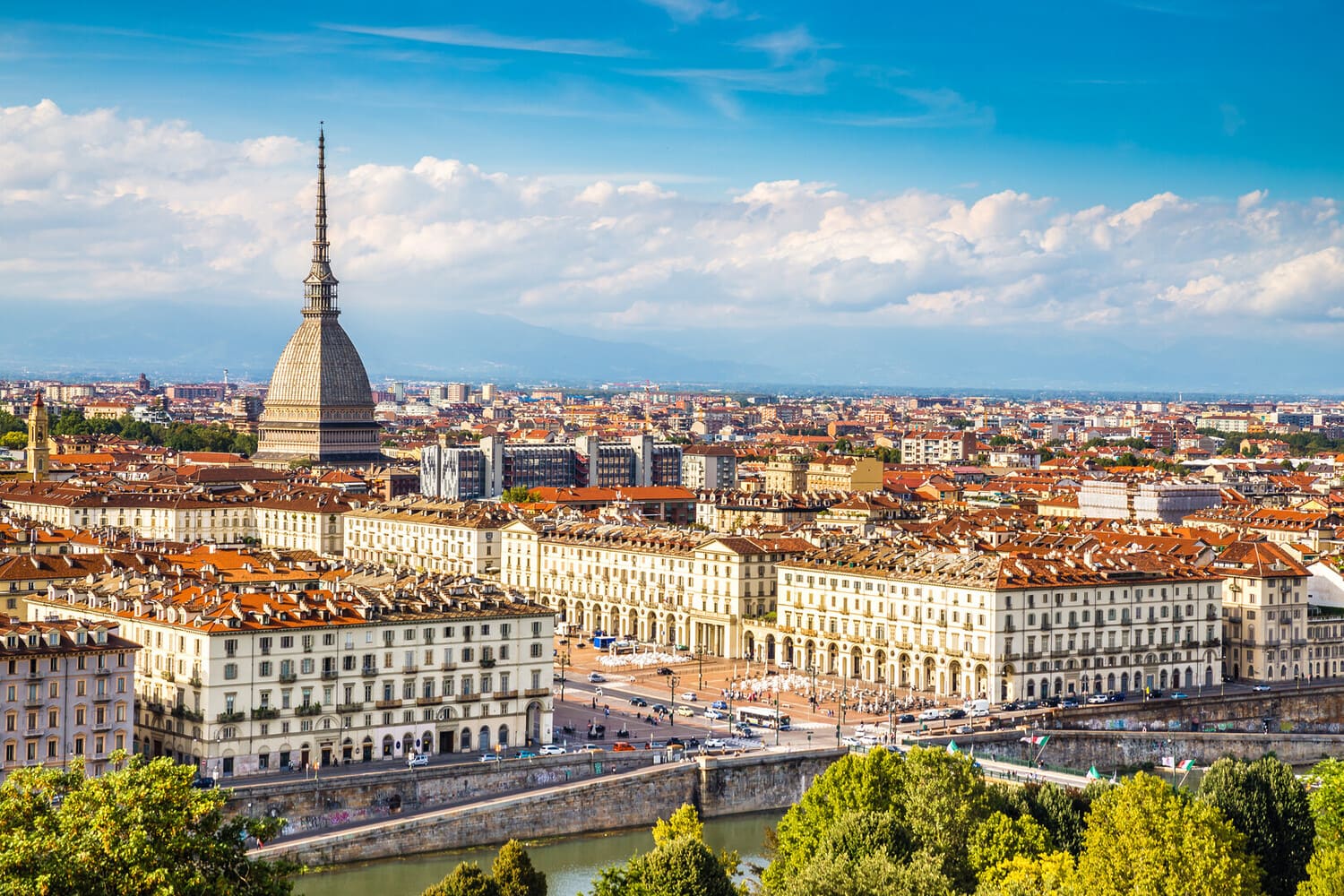 Nuovo Piano Regolatore, rigenerazione urbana e crisi auto: Torino si prepara a un 2025 sostenibile e competitivo.