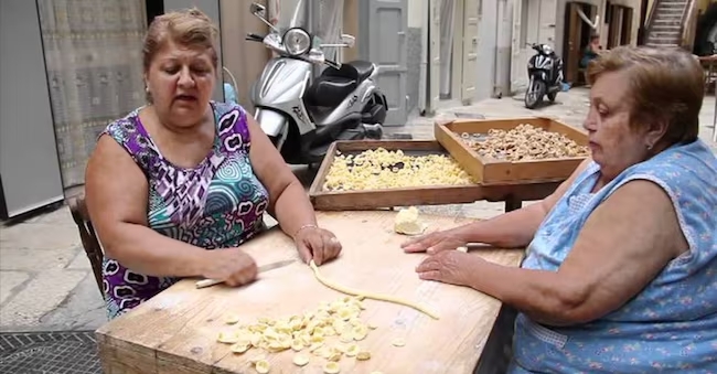 A Bari, un corso gratuito per regolarizzare la produzione di orecchiette e garantire sicurezza alimentare alle pastaie.